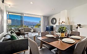 Toru - Eclectic Apartment With Delightful Lake Views