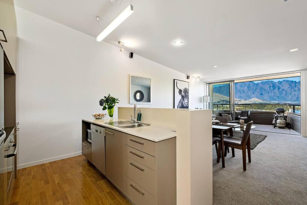 Toru - Eclectic Apartment With Delightful Lake Views Queenstown Exterior photo