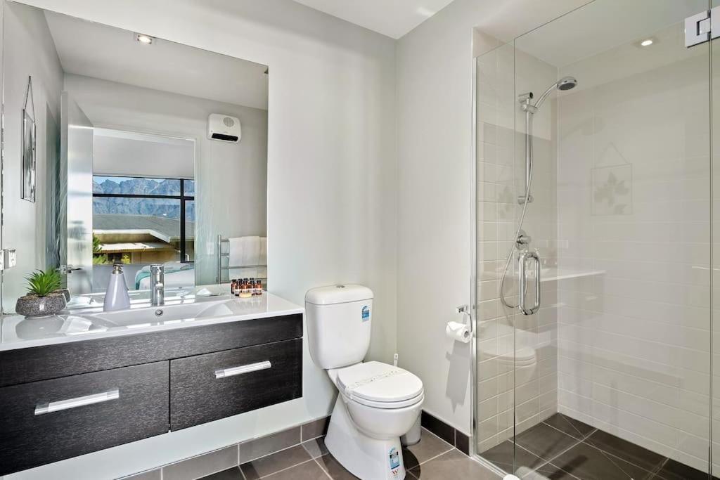 Toru - Eclectic Apartment With Delightful Lake Views Queenstown Exterior photo